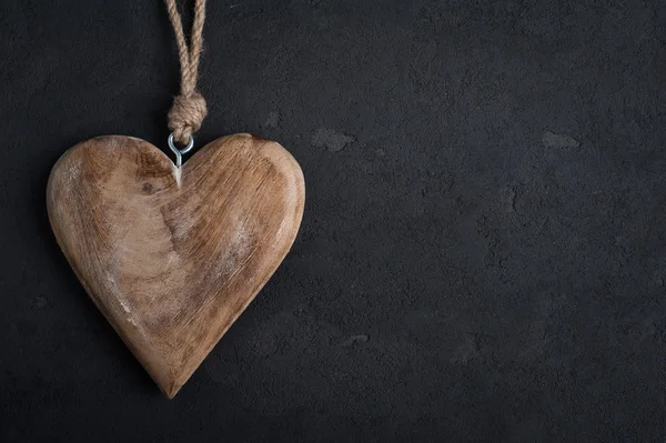 Concreto fundo com coração de madeira — Fotografia de Stock