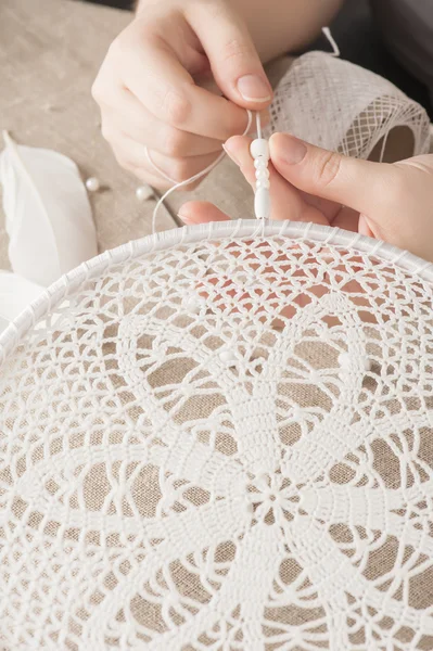 Manos femeninas con atrapasueños blanco — Foto de Stock