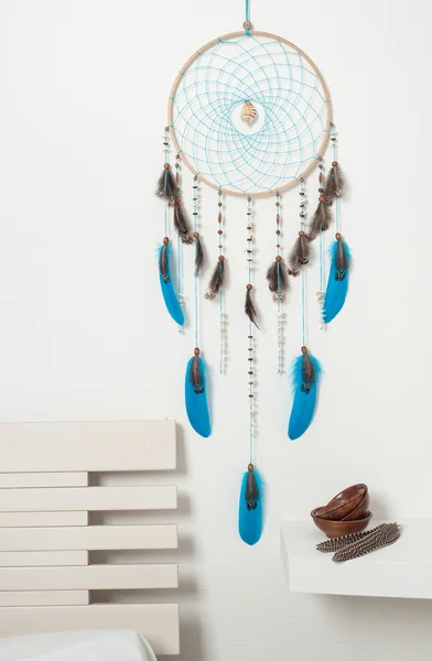 Ловец снов с голубыми перьями — стоковое фото
