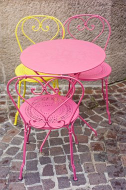 Pembe ve sarı sandalye