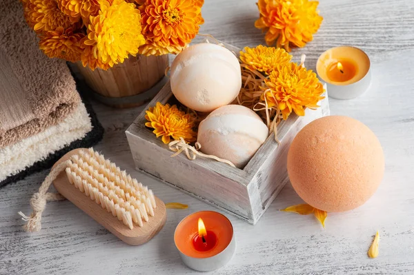 Aromabomben Wellness Komposition Mit Orangefarbenen Blumen Und Handtüchern Aromatherapie Arrangement — Stockfoto