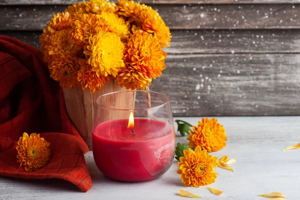 Arôme Lumineux Bougie Rouge Fleurs Orange Sur Fond Rustique Carte — Photo