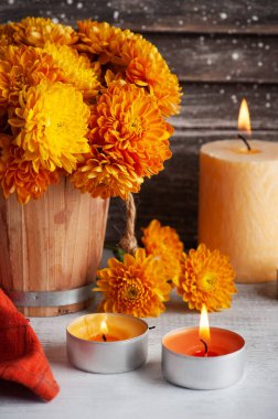 Kırsal arka planda aroma mumları ve portakal çiçekleri. Metnin için kopyalama alanı olan tebrik kartı