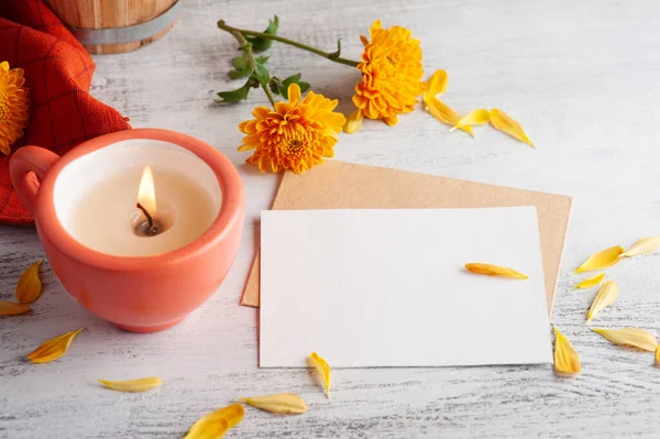 Leere Note Und Orange Beleuchtete Duftkerze Und Blumen Auf Rustikalem — Stockfoto