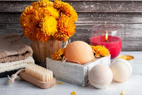 Aromabomben Wellness Komposition Mit Orangefarbenen Blumen Und Handtüchern Aromatherapie Arrangement — Stockfoto