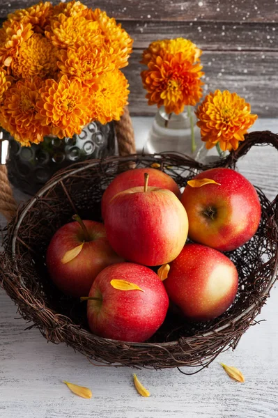 Ripe Red Apples Yellow Chrysanthemum Rustic Table Autumnal Decor — Stock Photo, Image