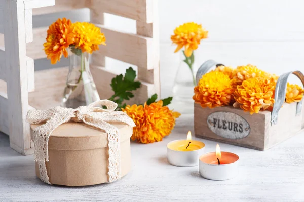 Flores Naranjas Maceta Cristal Sobre Fondo Rústico Tarjeta Felicitación Con — Foto de Stock