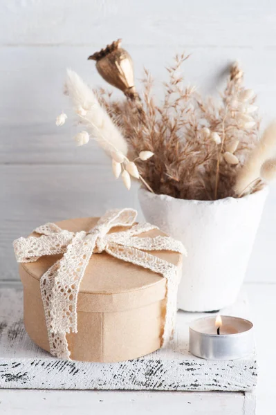 Trockene Blumen Weißen Topf Und Kraft Geschenkbox Auf Rustikalem Hintergrund — Stockfoto