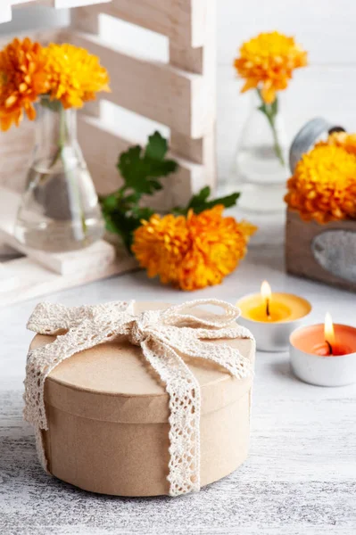 Kraftpapier Geschenkdoos Oranje Bloemen Glazen Pot Rustieke Achtergrond Wenskaart Met — Stockfoto