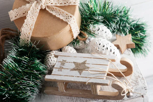 Dekoracje Świąteczne Drewnianymi Saniami Kraft Pudełko Prezentów Nowy Rok Wystrój — Zdjęcie stockowe