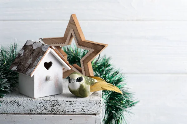 Christmas Dekoracji Wnętrz Whit Birdhouse Ptak Białym Tle Rustykalnym Miejsca — Zdjęcie stockowe