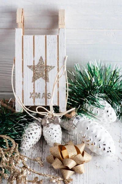 Weihnachtsschmuck Mit Holzschlitten Und Goldener Schleife Neujahrsdekor Mit Spielzeug Rustikalen — Stockfoto