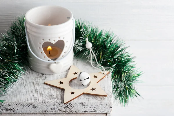 Decoração Natal Com Estrela Madeira Vela Acesa Sobre Fundo Branco — Fotografia de Stock