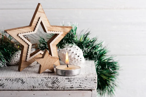 Weihnachtsdekoration Mit Holzsternen Und Brennender Kerze Auf Weißem Rustikalem Hintergrund — Stockfoto