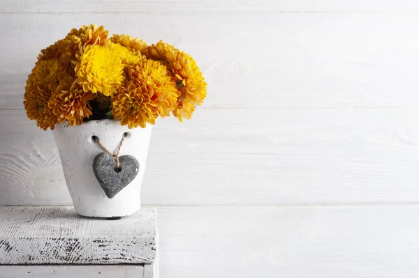 Oranje Bloemen Witte Pot Rustieke Achtergrond Wenskaart Met Kopieerruimte Voor — Stockfoto