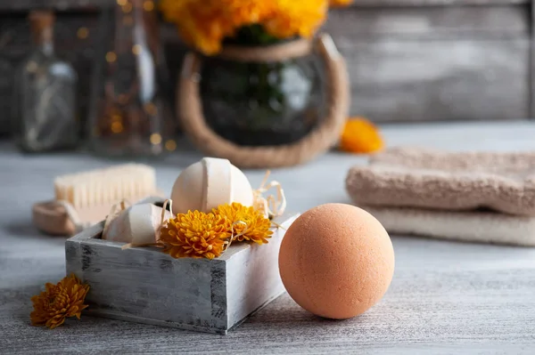 Aromabomben Wellness Komposition Mit Orangefarbenen Blumen Und Handtüchern Aromatherapie Arrangement — Stockfoto