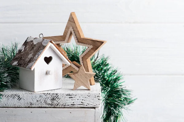 Świąteczne Dekoracje Wnętrz Whit Birdhouse Gwiazdy Białym Rustykalnym Tle Miejsca — Zdjęcie stockowe
