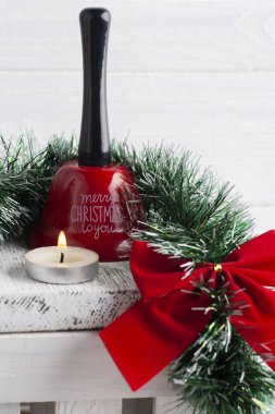 İskandinav beyaz iç dekorasyonunda kırmızı fiyonk, çan ve mum kullanılmış. Karşılama için alanı kopyala