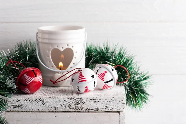 Decoração Natal Com Sinos Jingle Vermelho Branco Vela Sobre Fundo — Fotografia de Stock