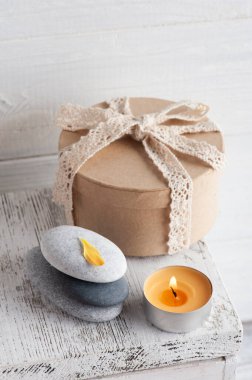 Kırsal arka planda Kraft hediye kutusu. Mum ve kutulu tebrik kartı. 