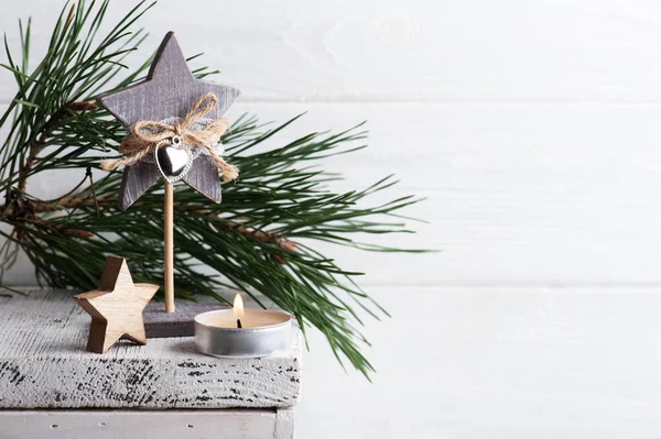 Weihnachtsdekoration Mit Holzsternen Und Brennender Kerze Auf Weißem Rustikalem Hintergrund — Stockfoto