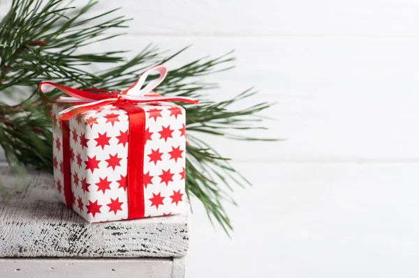 Christmas Red Geschenkbox Und Kiefer Weiß Skandinavischen Interieur Kopierraum Zur — Stockfoto