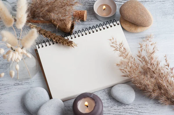 Leeres Offenes Notizbuch Und Trockene Blumen Auf Rustikalem Hintergrund Grußkarte — Stockfoto