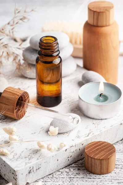 Ahşap kaplamalı ahşap şişeler. Çevre dostu ambalajlı doğal organik spa