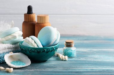 Banyo bombalı spa kompozisyonu ve kırsal arka planda kuru çiçekler. Gerekli yağ ve tuz. Güzellik tedavisi ve rahatlama 