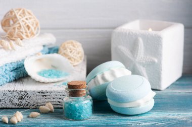 Banyo bombalı spa kompozisyonu ve kırsal arka planda kuru çiçekler. Mumlar ve tuz. Güzellik tedavisi ve rahatlama 