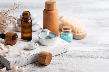 Ahşap arka planda yeniden kullanılabilir şişelerdeki temel yağ. Çevre dostu ambalajlı doğal organik spa