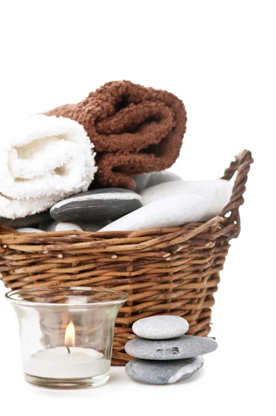 Conjunto de banho, toalhas, pedras, vela — Fotografia de Stock