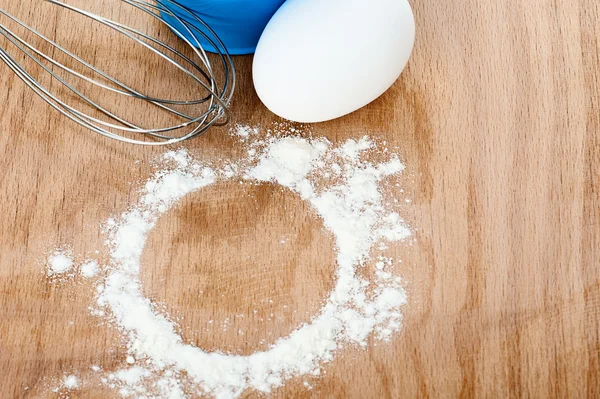 Rohkost aus Ei und Mehl auf Schneidebrett — Stockfoto