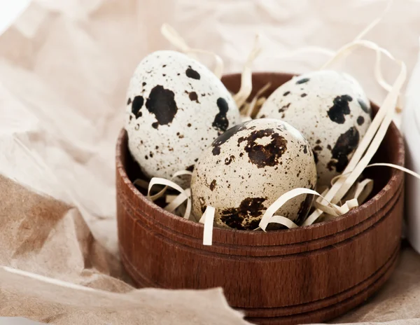 Quail eggs in wooden box — Stock Photo, Image