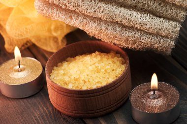 Spa ayarı Solta ve ahşap zemin üzerine mum