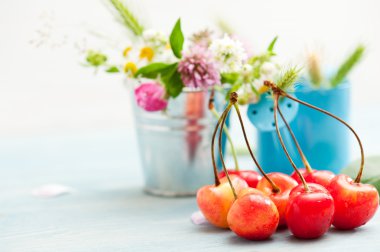 yığın kiraz ve yaz çiçek