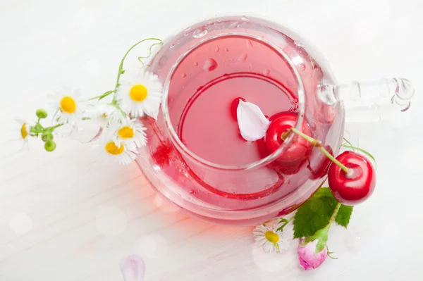 Красный фруктовый чай в стакане на деревянном фоне — стоковое фото