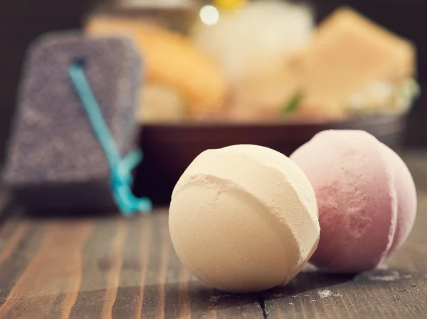 Bombes de bain gros plan avec des produits de spa sur le fond — Photo