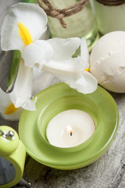 Banyo ürünleri, mumlar, ahşap arka plan