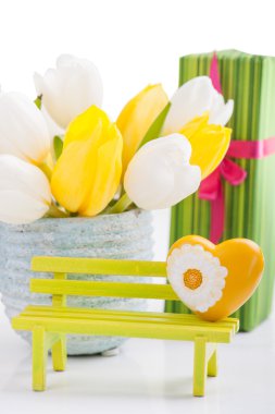 Sarı kalp, hediyeler ve laleler