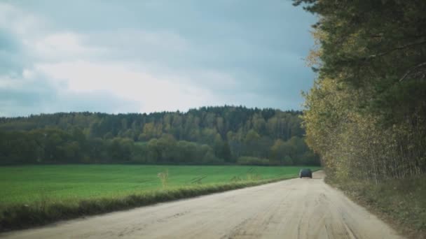 Auto Fährt Auf Feldweg Grünen Davon — Stockvideo