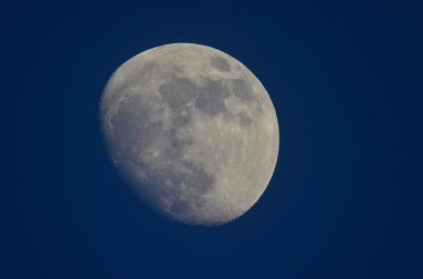 üzerinde mavi bir arka plan ay