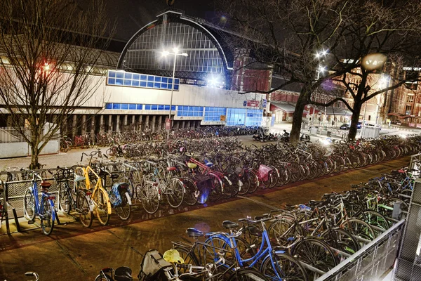 Парковка велосипедов ночью Стоковое Изображение
