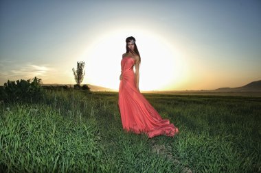 gün batımında alana poz kırmızı elbise modeli