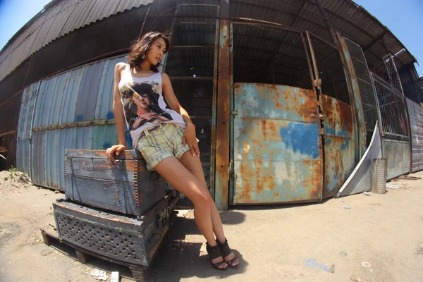 Terk edilmiş bir depo arka plan üzerine kız — Stok fotoğraf