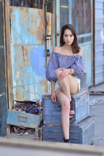 Dziewczyna na tle opuszczonym magazynie — Stockfoto