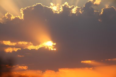 gün batımında Bulutların arasından güneş ışınları