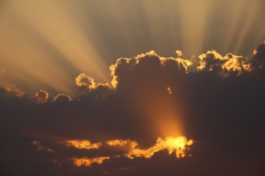 gün batımında Bulutların arasından güneş ışınları