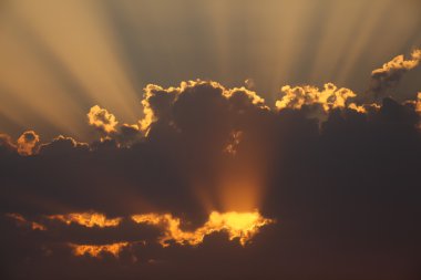 gün batımında Bulutların arasından güneş ışınları