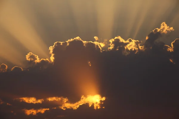 Gün batımında Bulutların arasından güneş ışınları — Stok fotoğraf